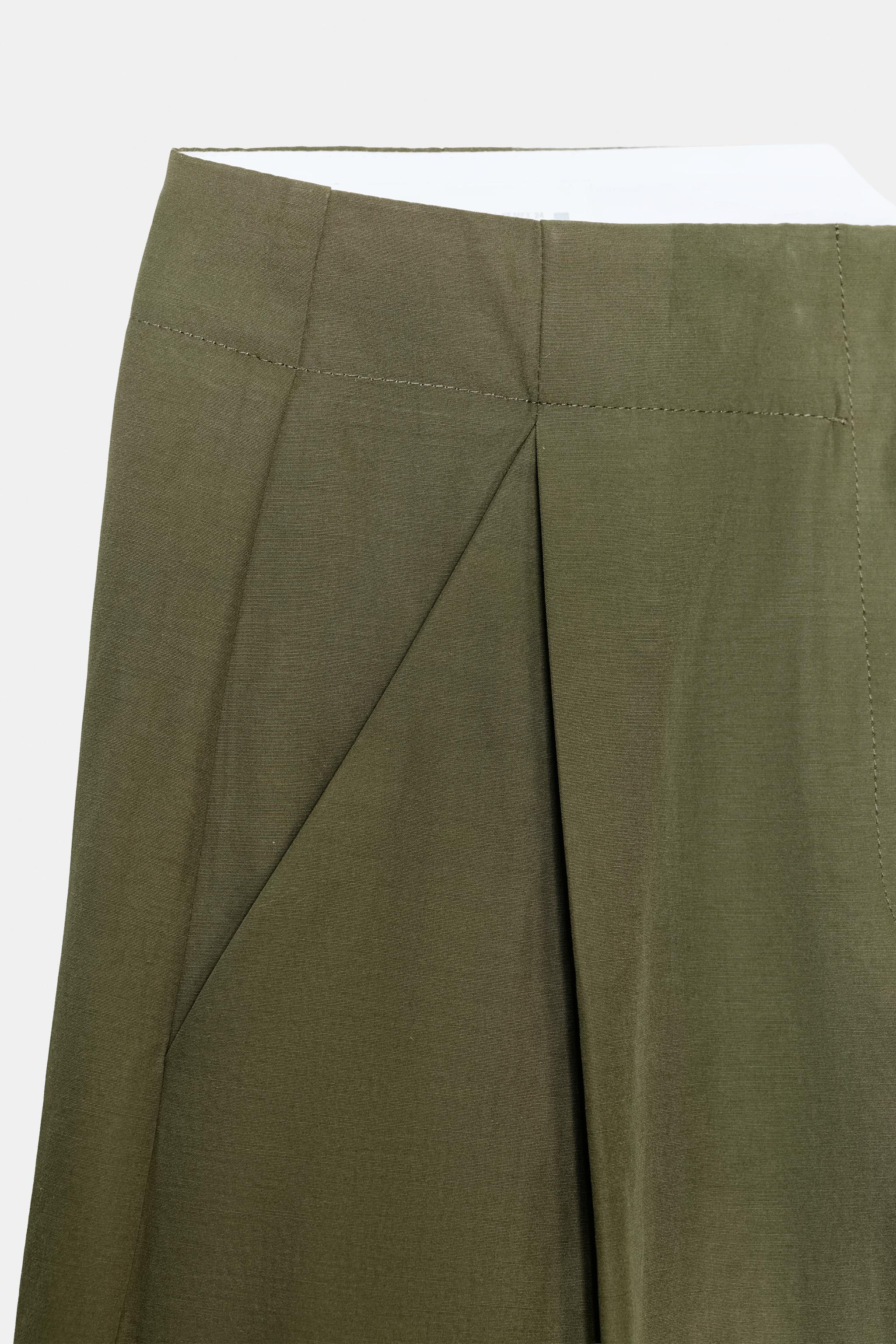 PANTALON À PINCES ET PASSANT AU DOS